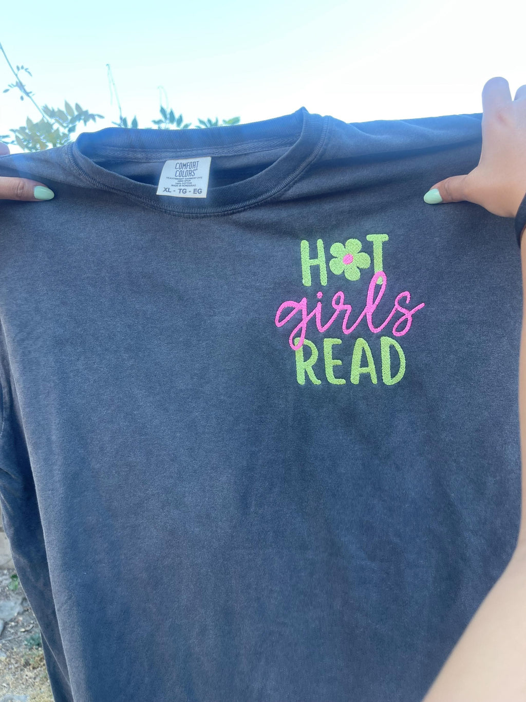 Hot Girls Read machine embroidered tee